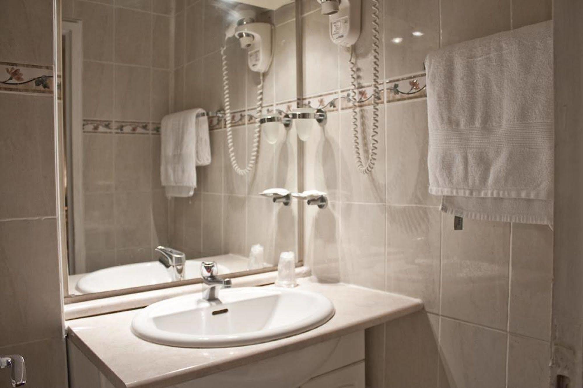 Hotel Hippodrome Париж Екстериор снимка